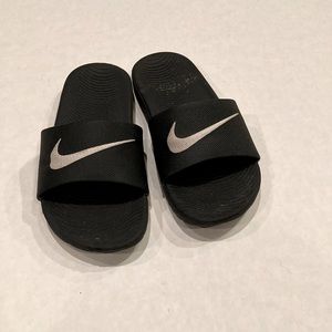 Nike boys black with white logo gliders